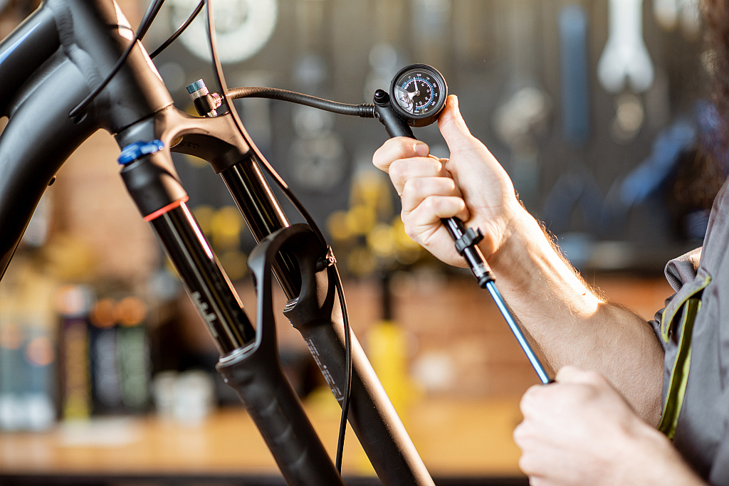 Ajuste de la suspensión de la bicicleta en el taller